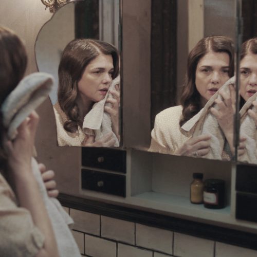 Una mujer bajo influencia. Crítica: «Sola»