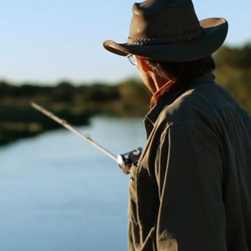 Lo que el río hace. Crítica: REFLEJO DE UN PESCADOR